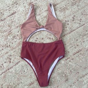 NEW cut-out one-piece swimsuit